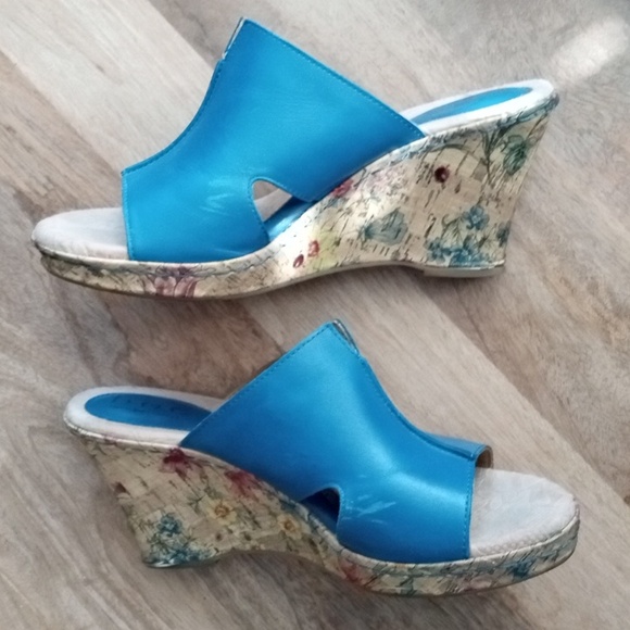 Boc Women's Floral Wedge Sandals - Picture 6 of 11